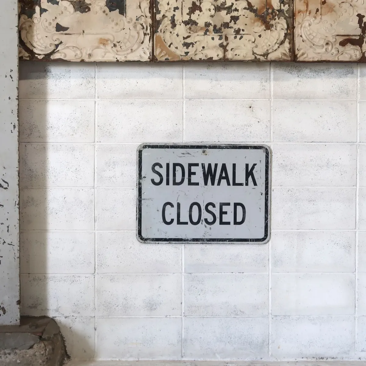 SIDEWALK CLOSED ロードサイン