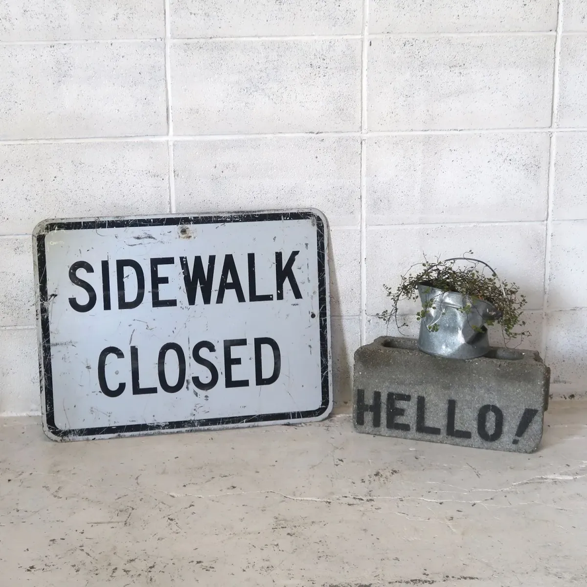 SIDEWALK CLOSED ロードサイン