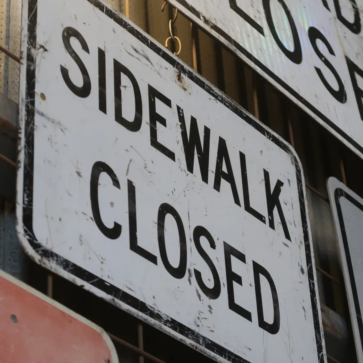 SIDEWALK CLOSED ロードサイン