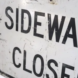 SIDEWALK CLOSED ロードサイン