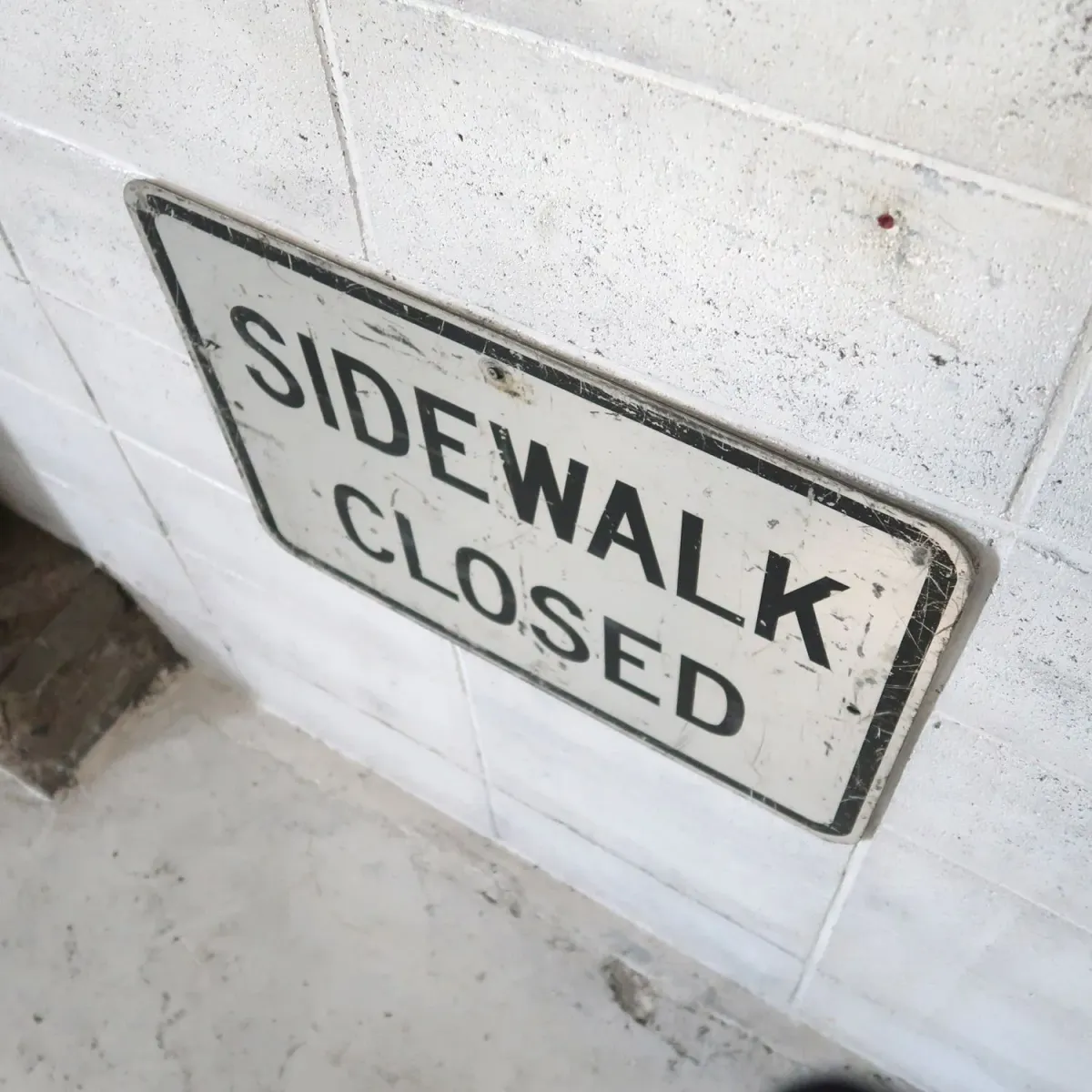 SIDEWALK CLOSED ロードサイン