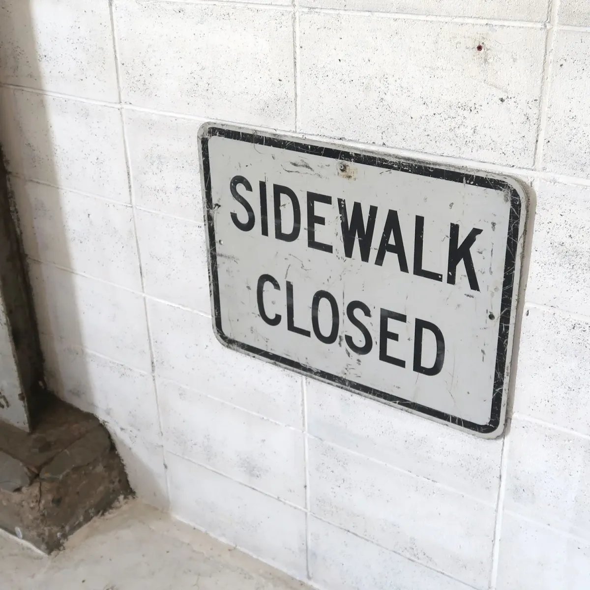 SIDEWALK CLOSED ロードサイン