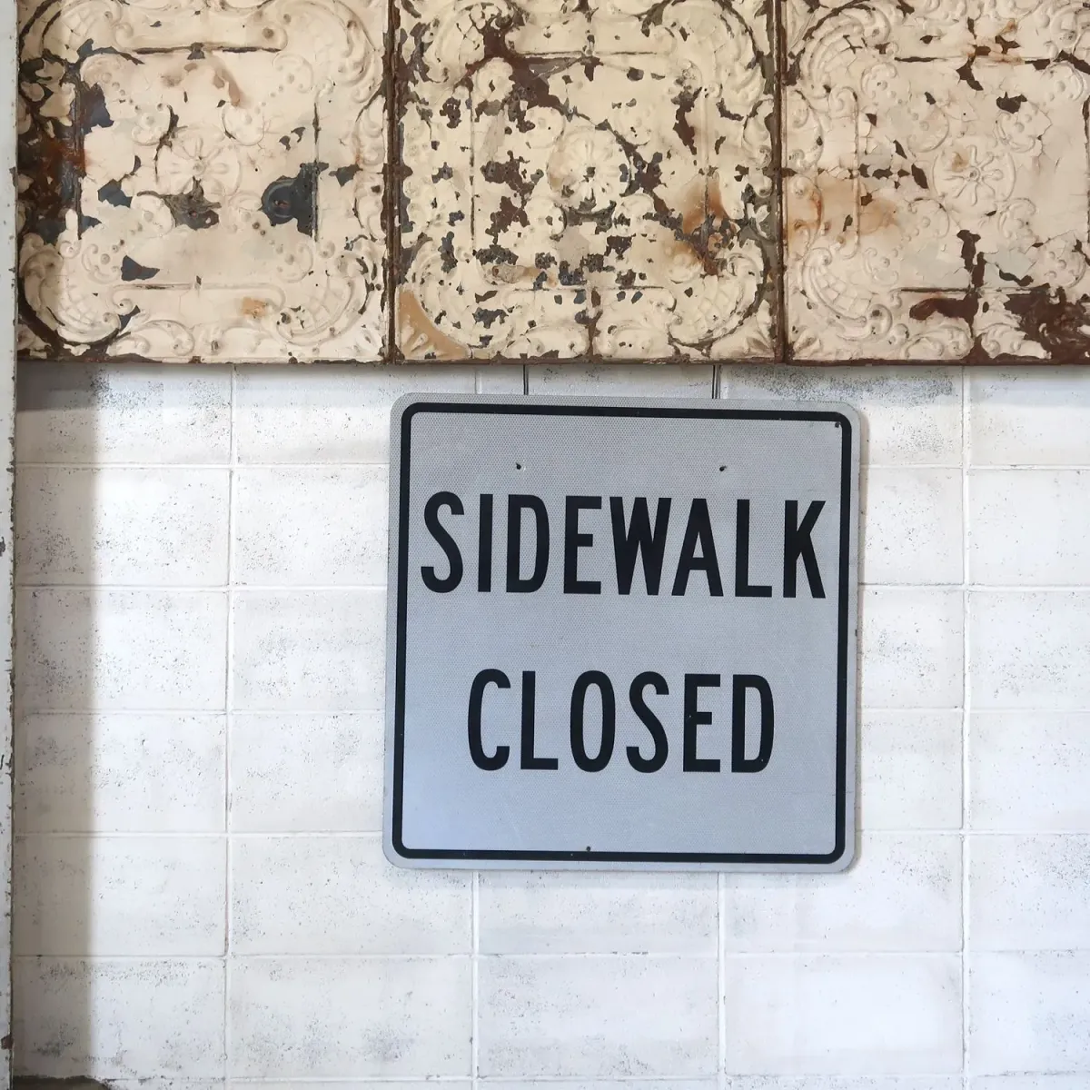 SIDEWALK CLOSED ロードサイン
