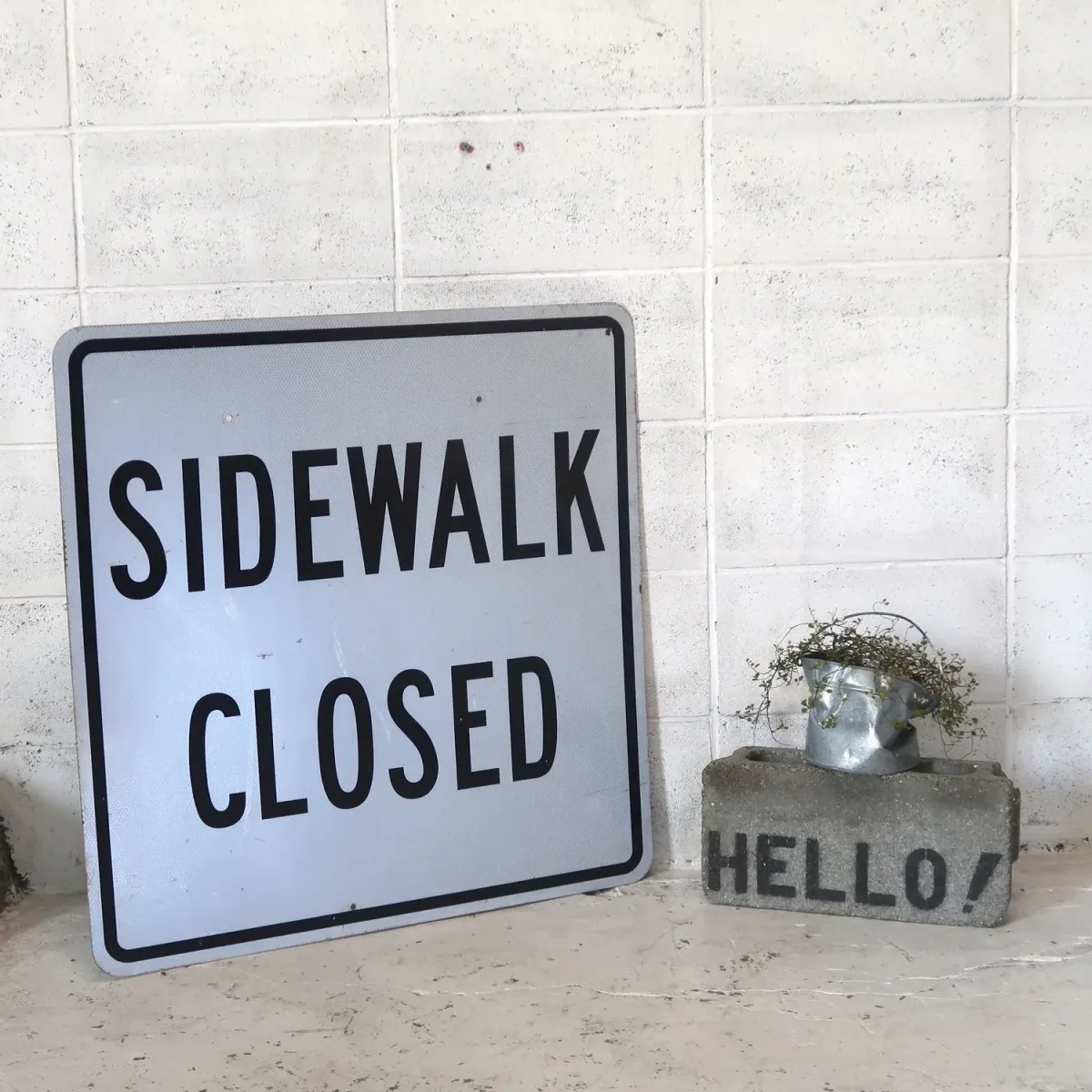 SIDEWALK CLOSED ロードサイン