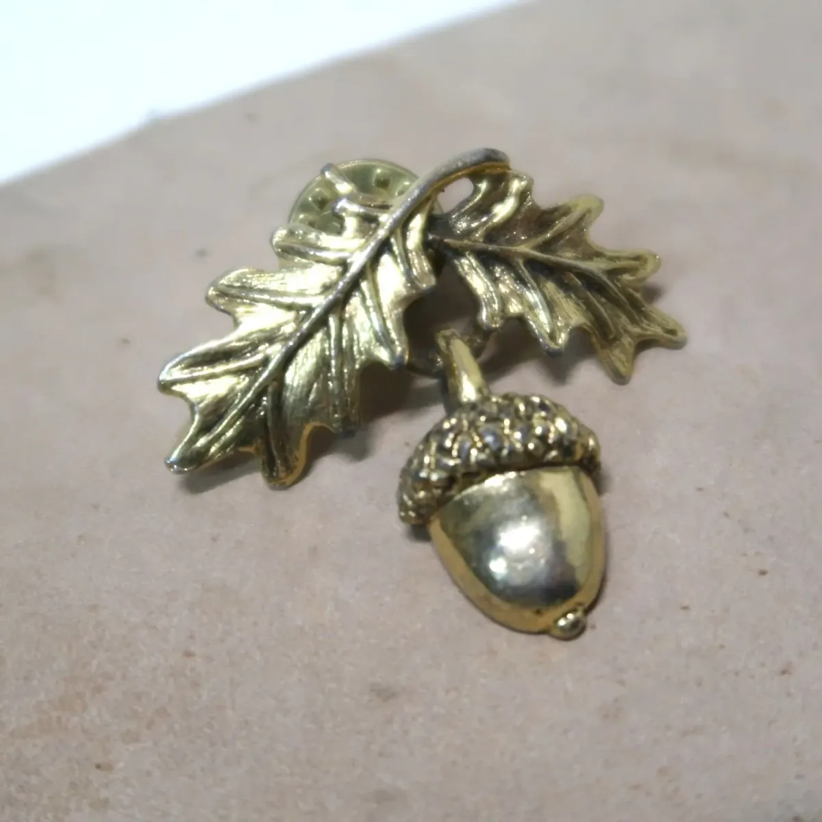 ゴールドメタル ピンズ どんぐりモチーフ