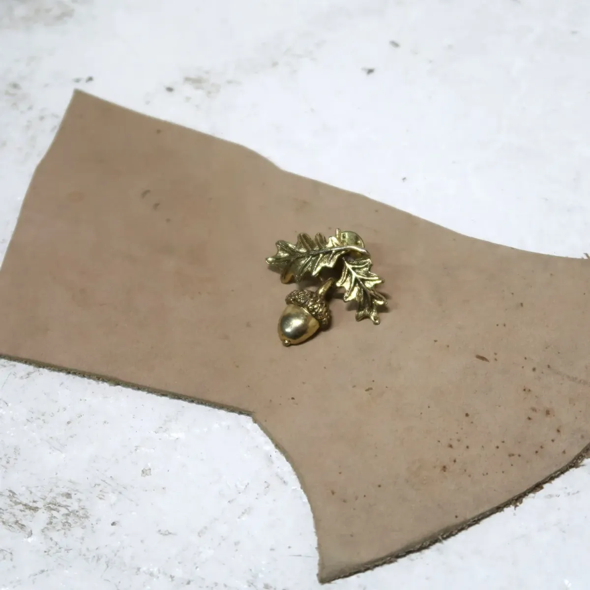 ゴールドメタル ピンズ どんぐりモチーフ