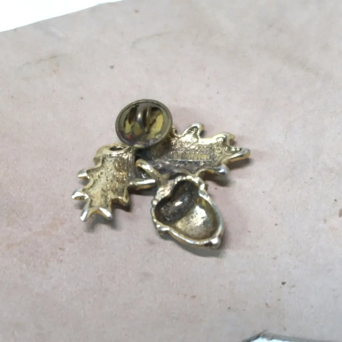 ゴールドメタル ピンズ どんぐりモチーフ