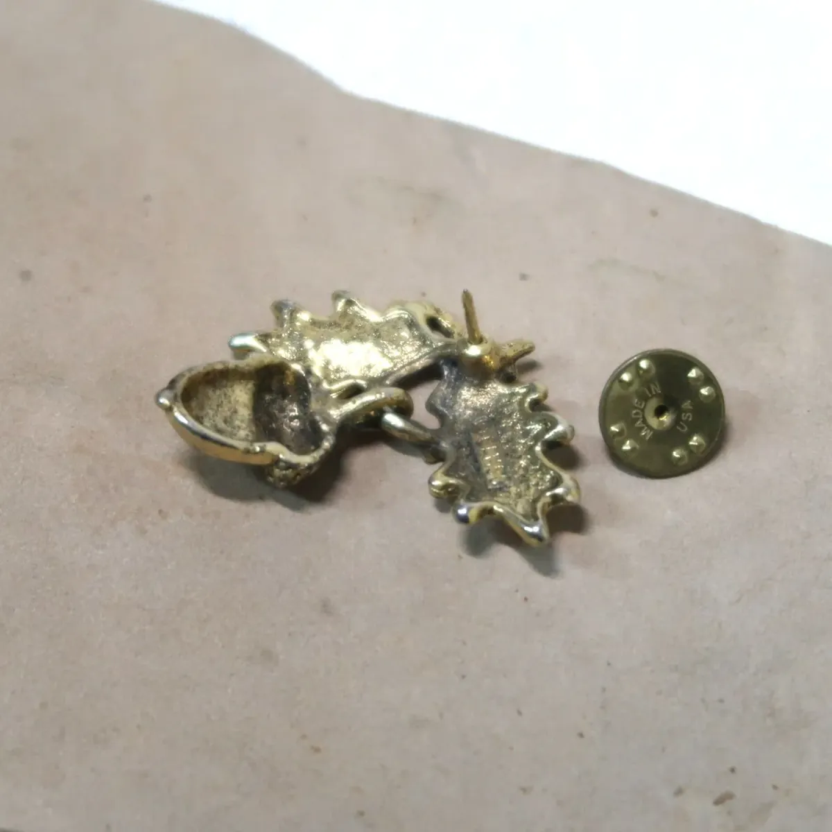 ゴールドメタル ピンズ どんぐりモチーフ