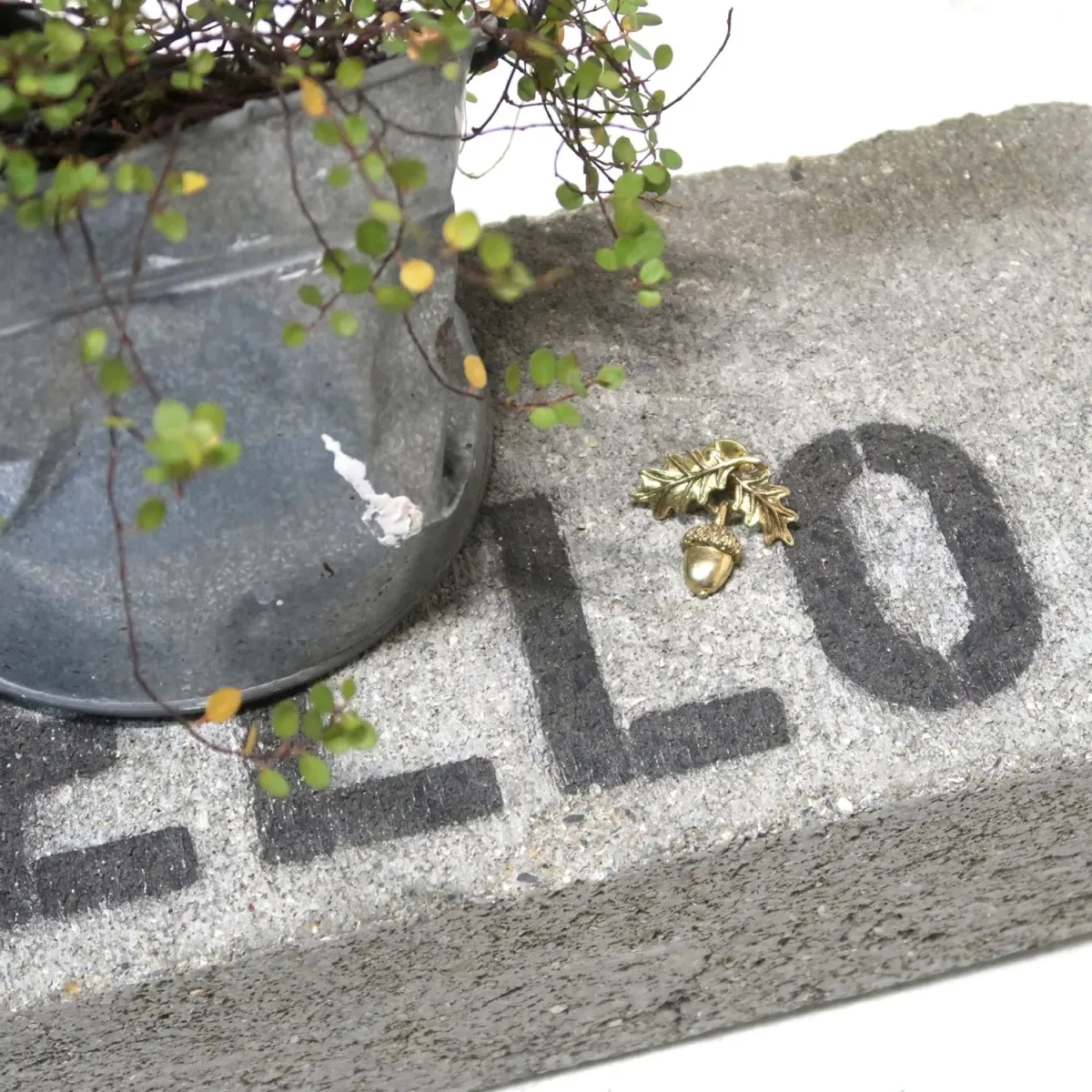 ゴールドメタル ピンズ どんぐりモチーフ