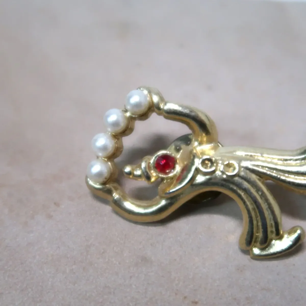 ゴールドメタル ピンズ ピエロモチーフ