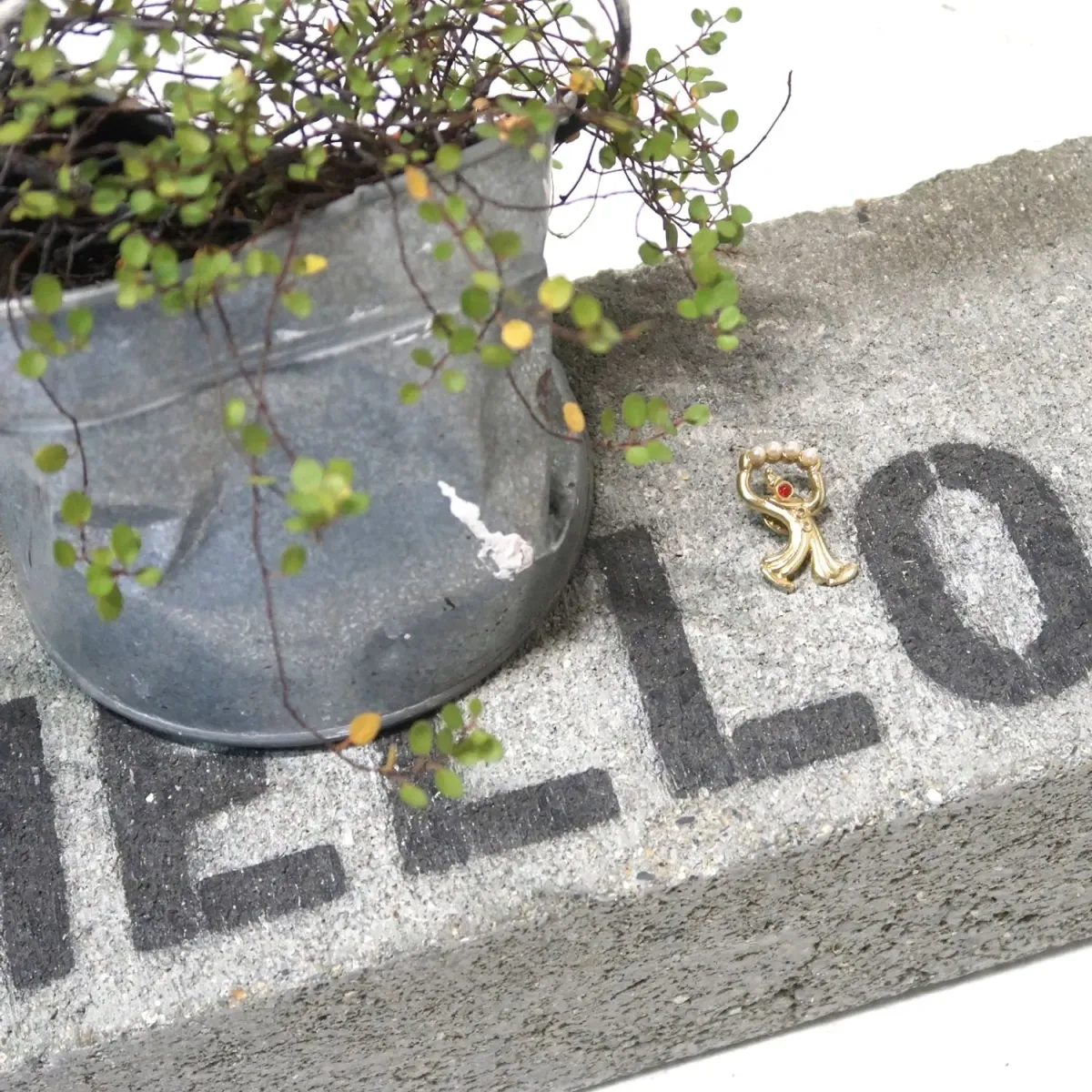 ゴールドメタル ピンズ ピエロモチーフ