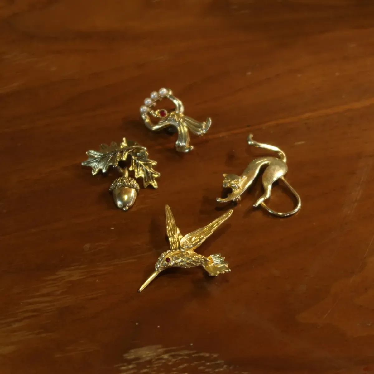 ゴールドメタル ピンズ ピエロモチーフ