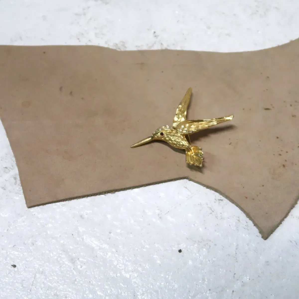 ゴールドメタル ブローチ ハチドリモチーフ