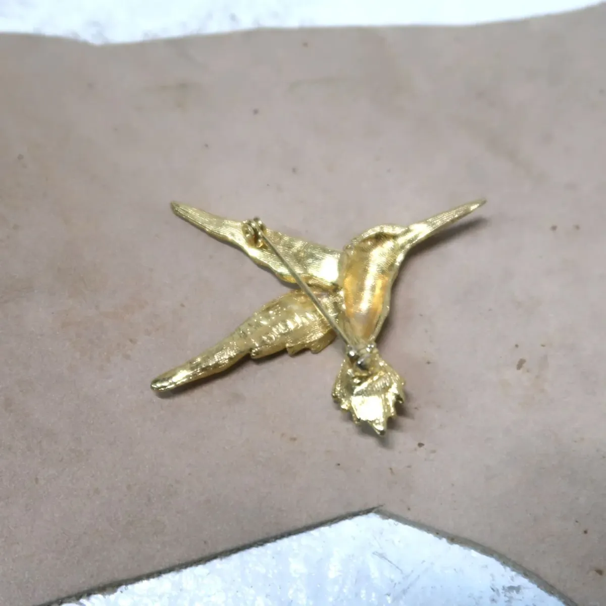 ゴールドメタル ブローチ ハチドリモチーフ