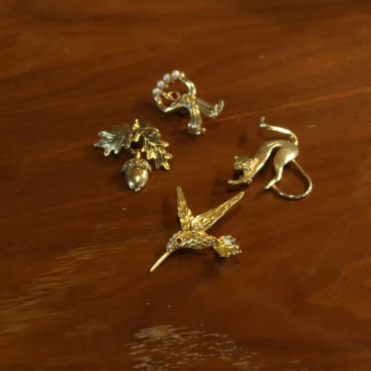 ゴールドメタル ブローチ ハチドリモチーフ