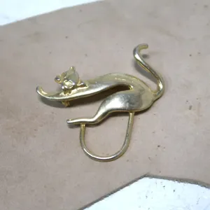 ゴールドメタル ブローチ キャットモチーフ