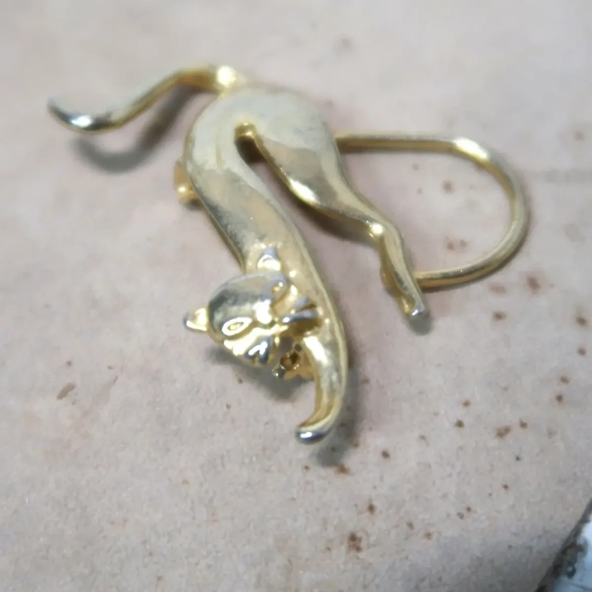 ゴールドメタル ブローチ キャットモチーフ