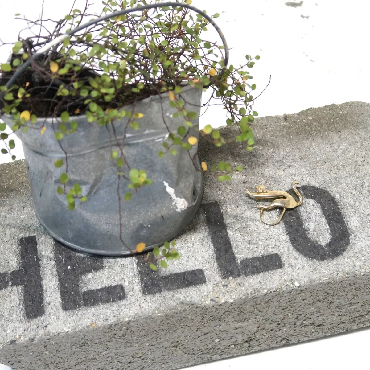 ゴールドメタル ブローチ キャットモチーフ