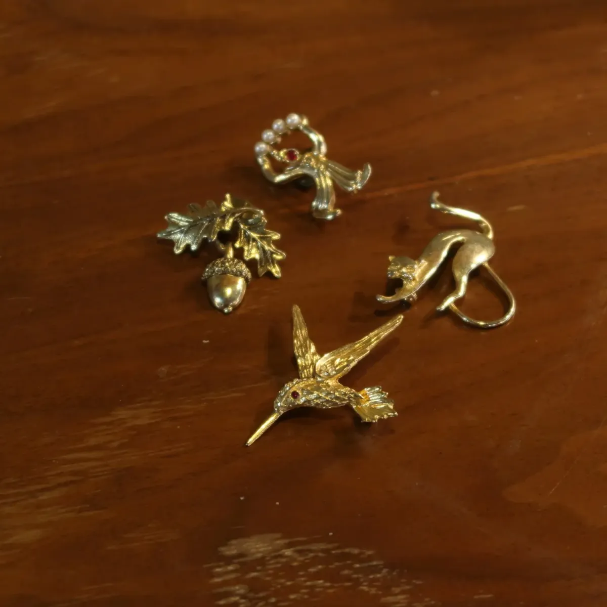 ゴールドメタル ブローチ キャットモチーフ