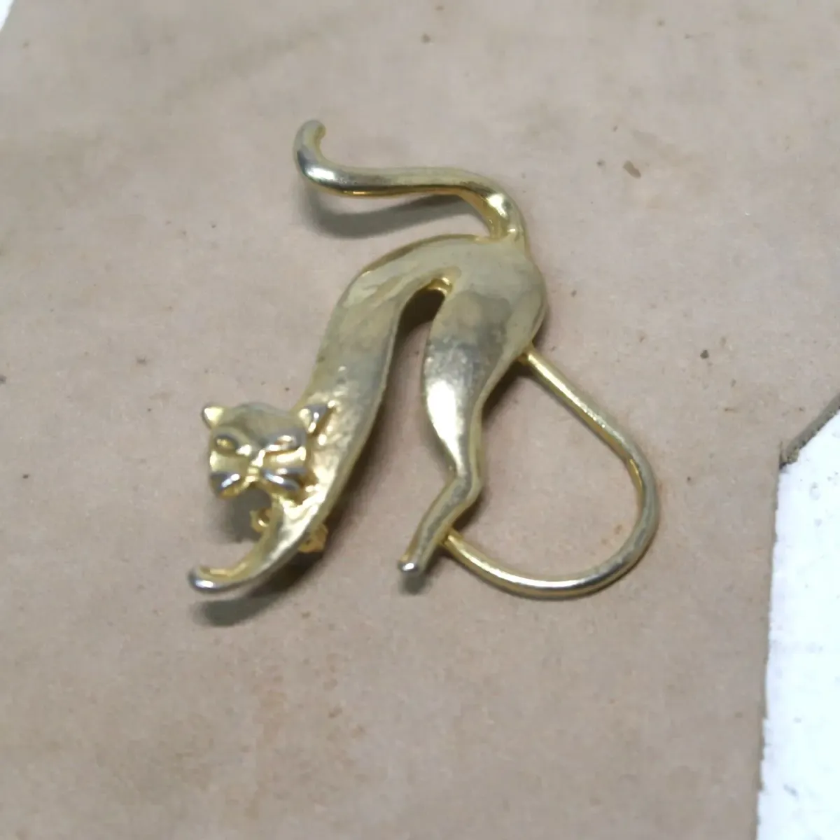 ゴールドメタル ブローチ キャットモチーフ