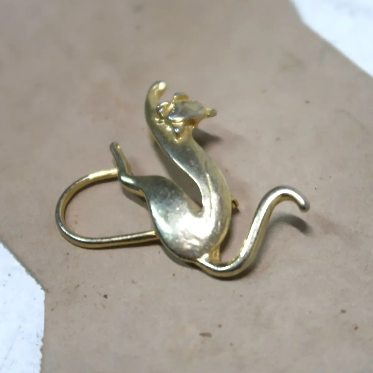 ゴールドメタル ブローチ キャットモチーフ