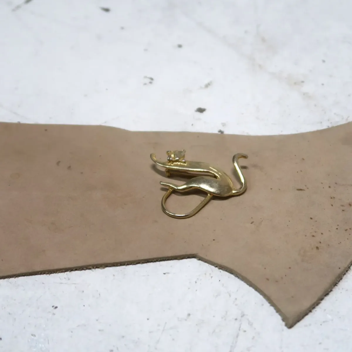 ゴールドメタル ブローチ キャットモチーフ