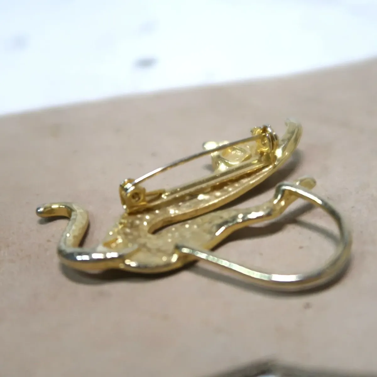 ゴールドメタル ブローチ キャットモチーフ