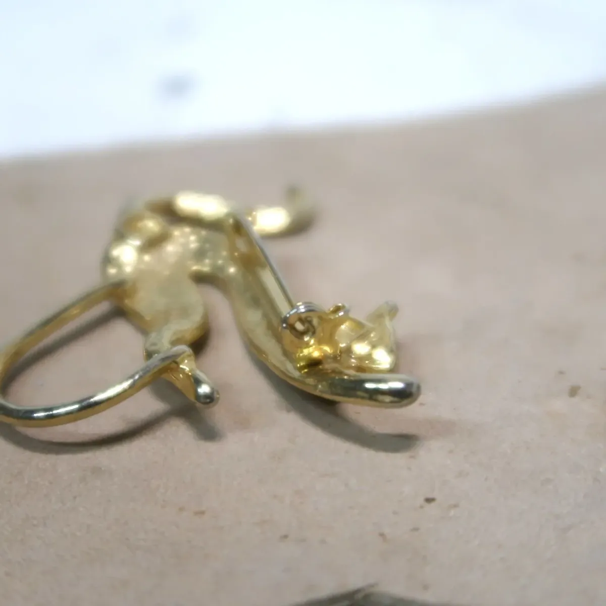 ゴールドメタル ブローチ キャットモチーフ