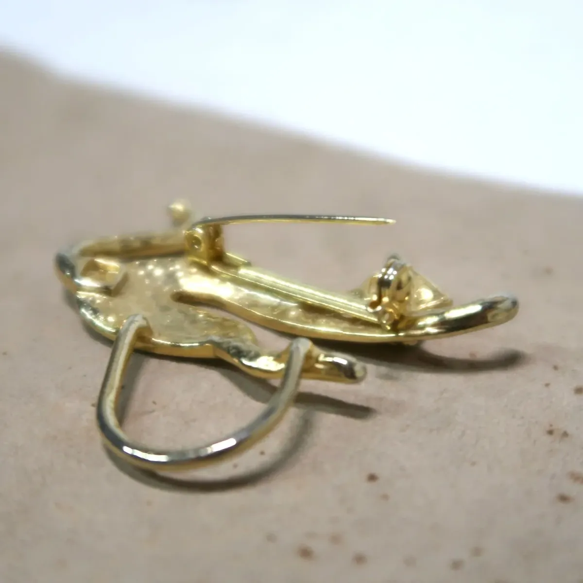 ゴールドメタル ブローチ キャットモチーフ