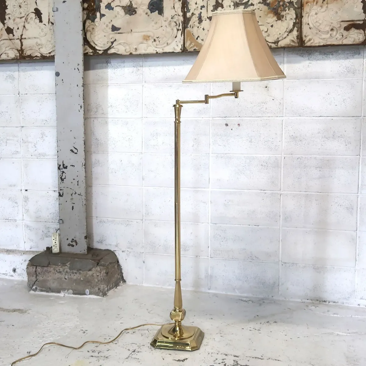 アンティーク ゴールドメタル フロアランプ