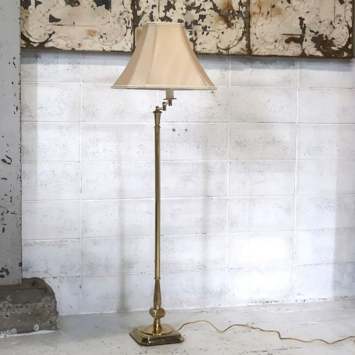 アンティーク ゴールドメタル フロアランプ