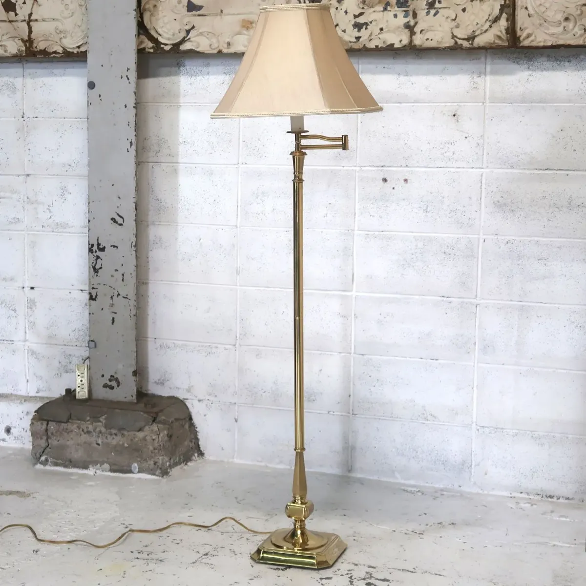 アンティーク ゴールドメタル フロアランプ