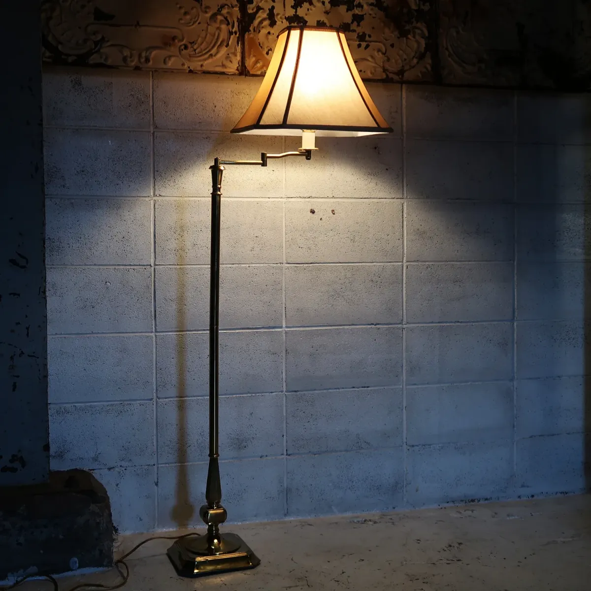 アンティーク ゴールドメタル フロアランプ