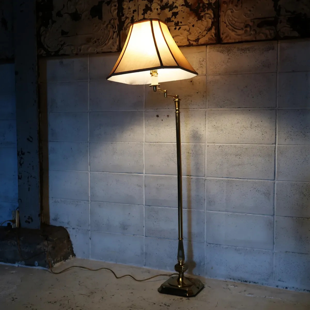 アンティーク ゴールドメタル フロアランプ