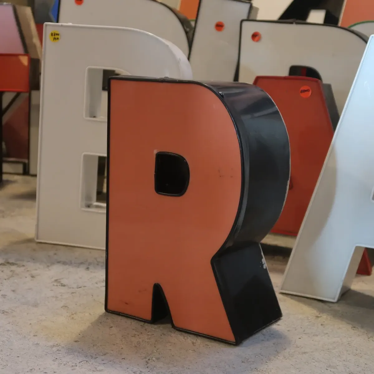 ビンテージ レターサイン R