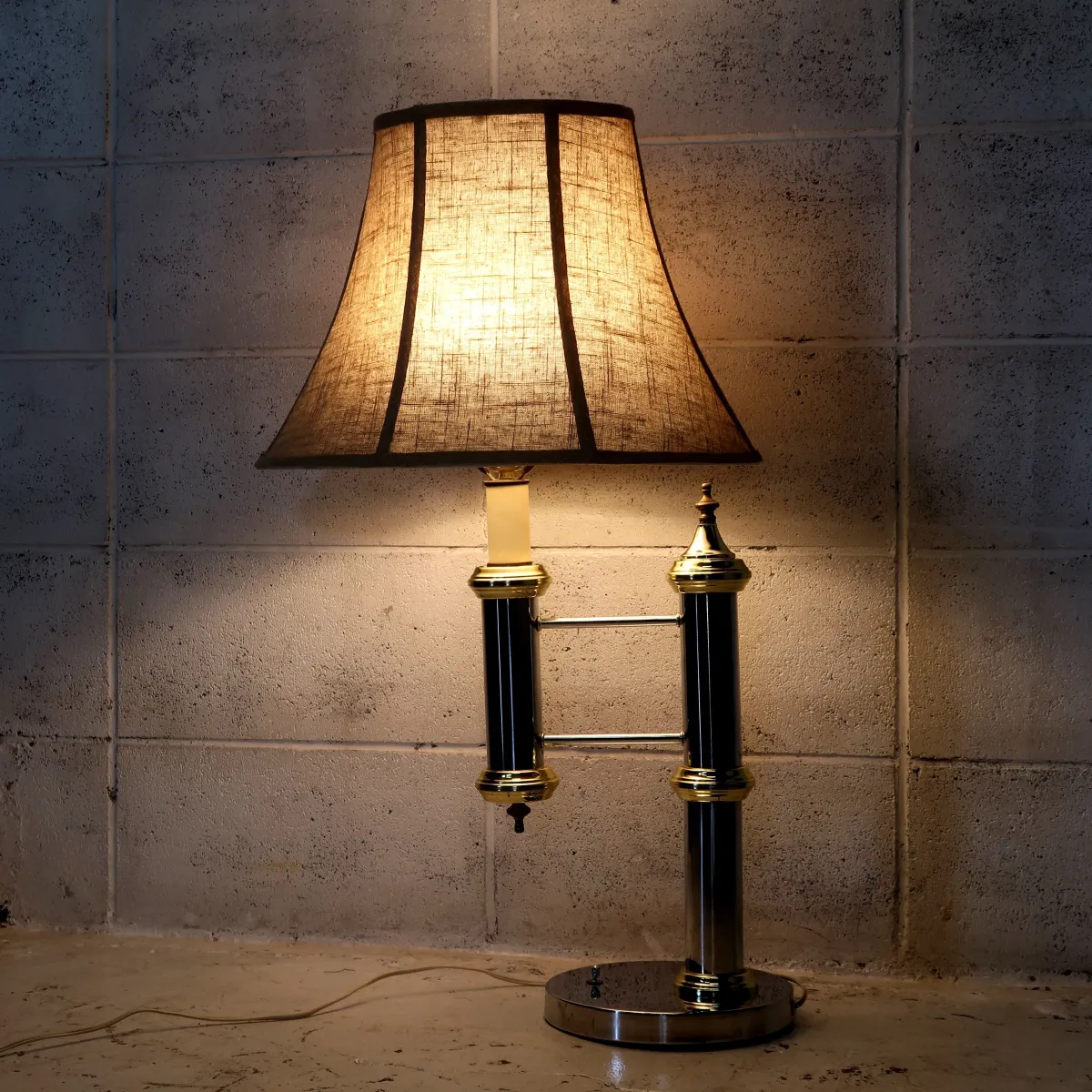 アンティーク メタルデザイン テーブルランプ