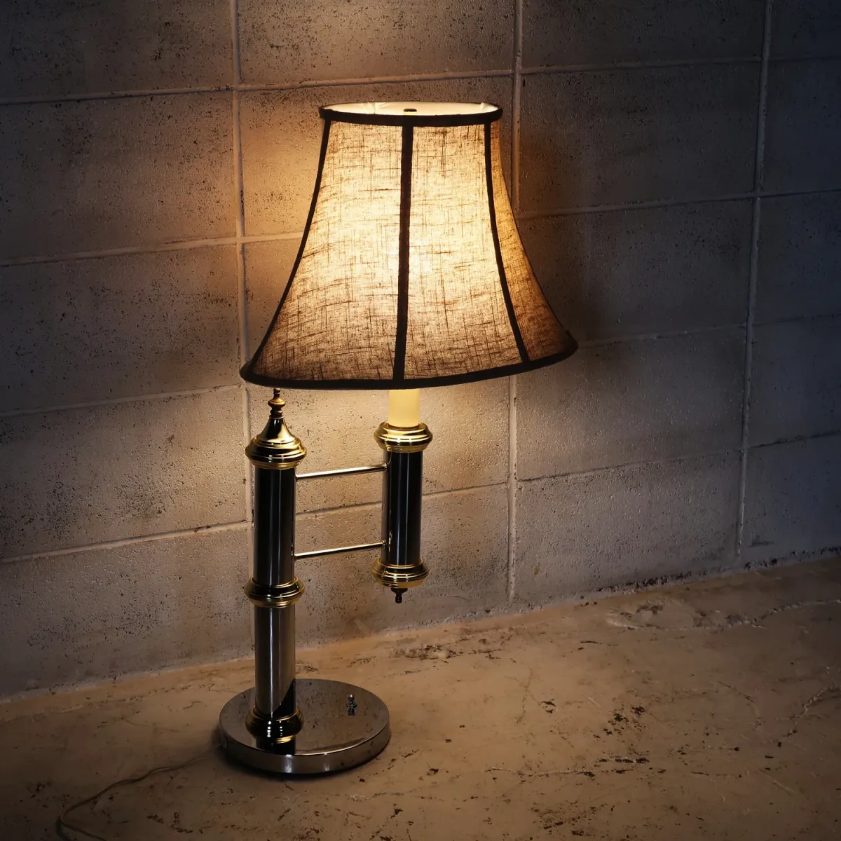 アンティーク メタルデザイン テーブルランプ