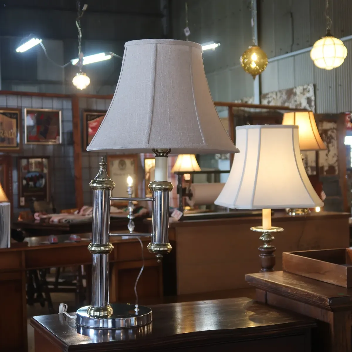 アンティーク メタルデザイン テーブルランプ