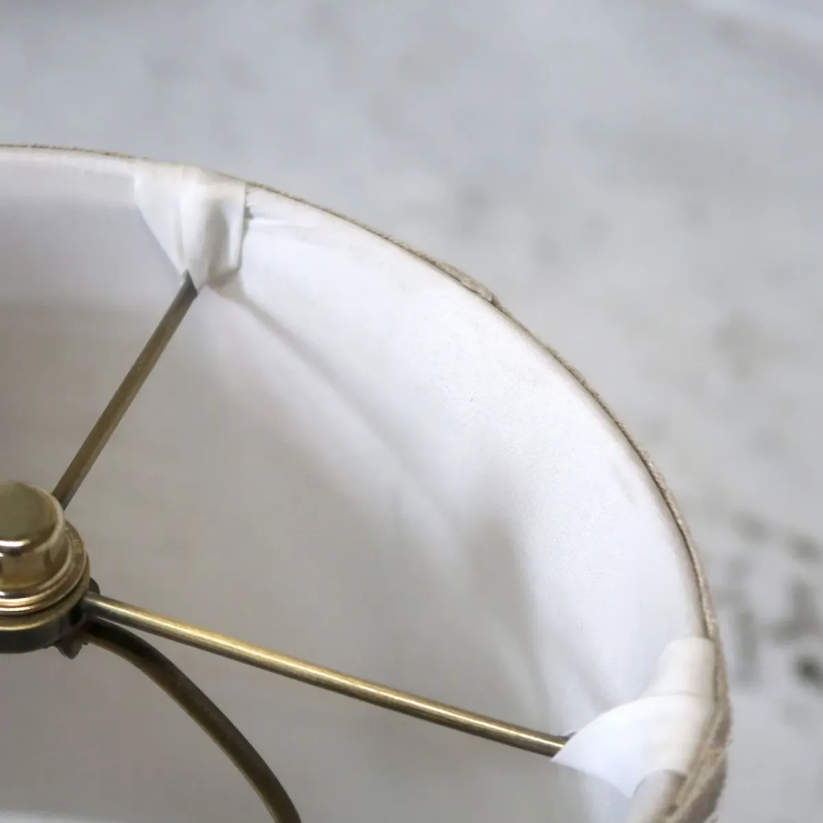 アンティーク メタルデザイン テーブルランプ