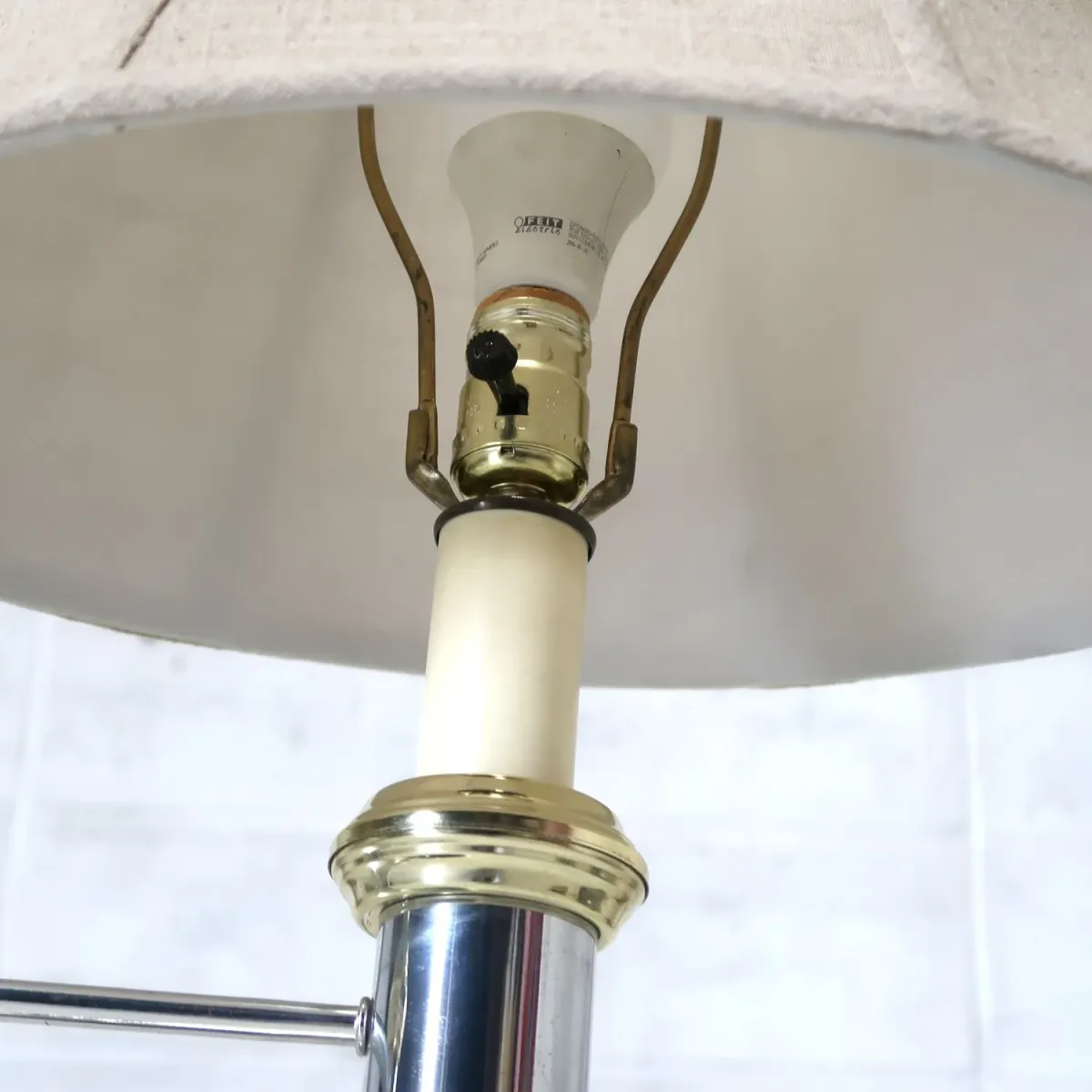 アンティーク メタルデザイン テーブルランプ