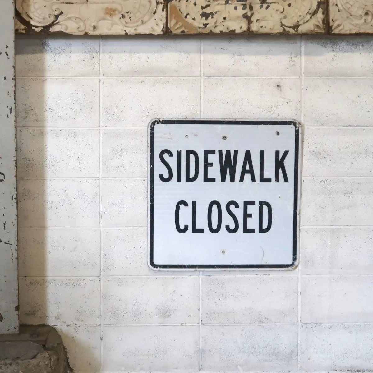 SIDEWALK CLOSED ロードサイン