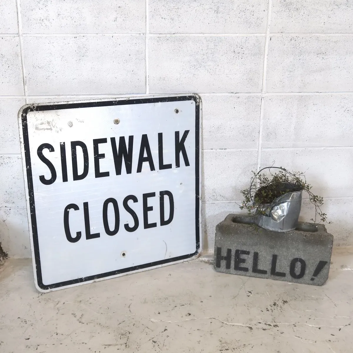 SIDEWALK CLOSED ロードサイン