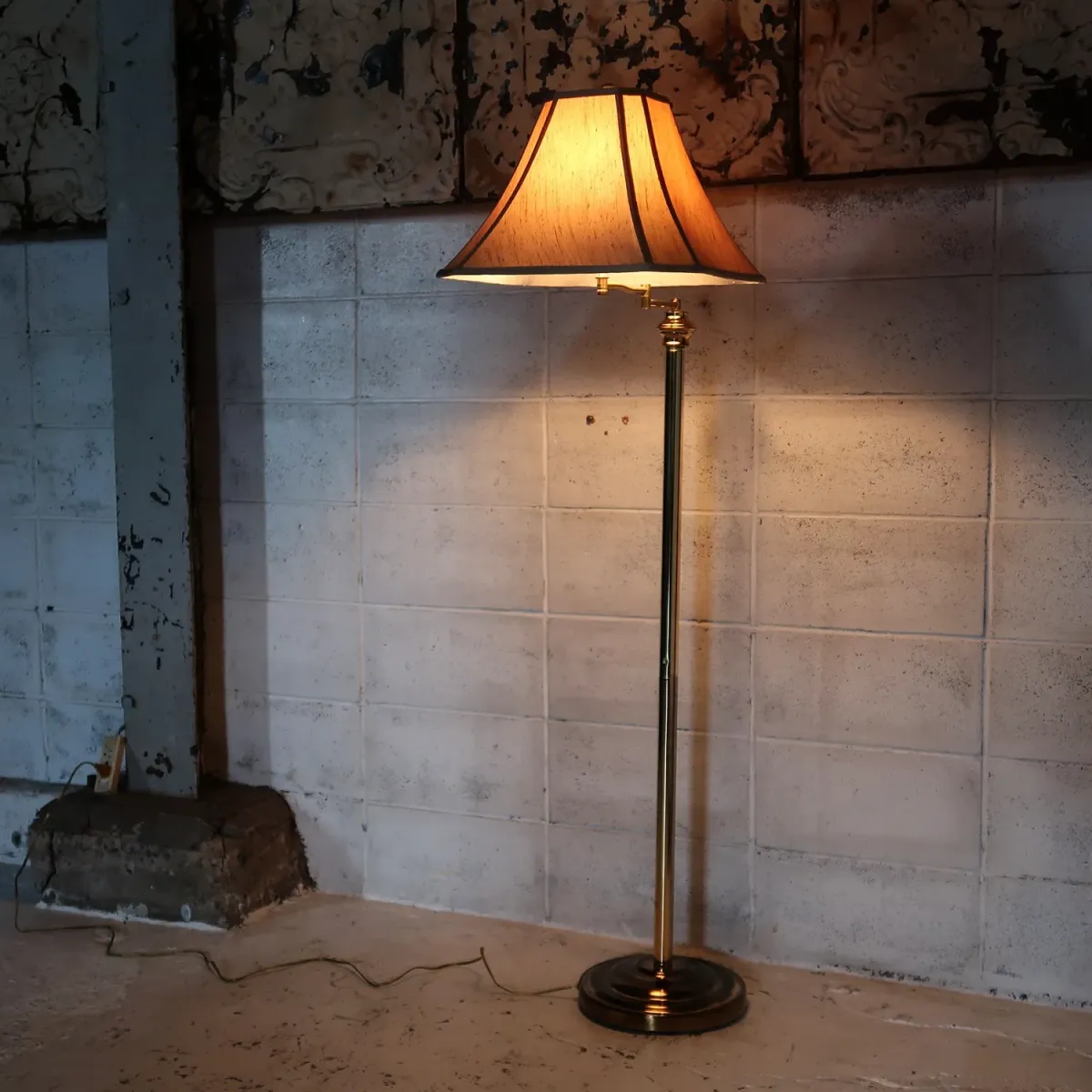 アンティーク ゴールドメタル フロアランプ