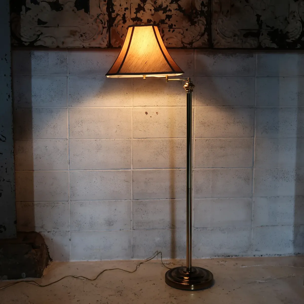 アンティーク ゴールドメタル フロアランプ