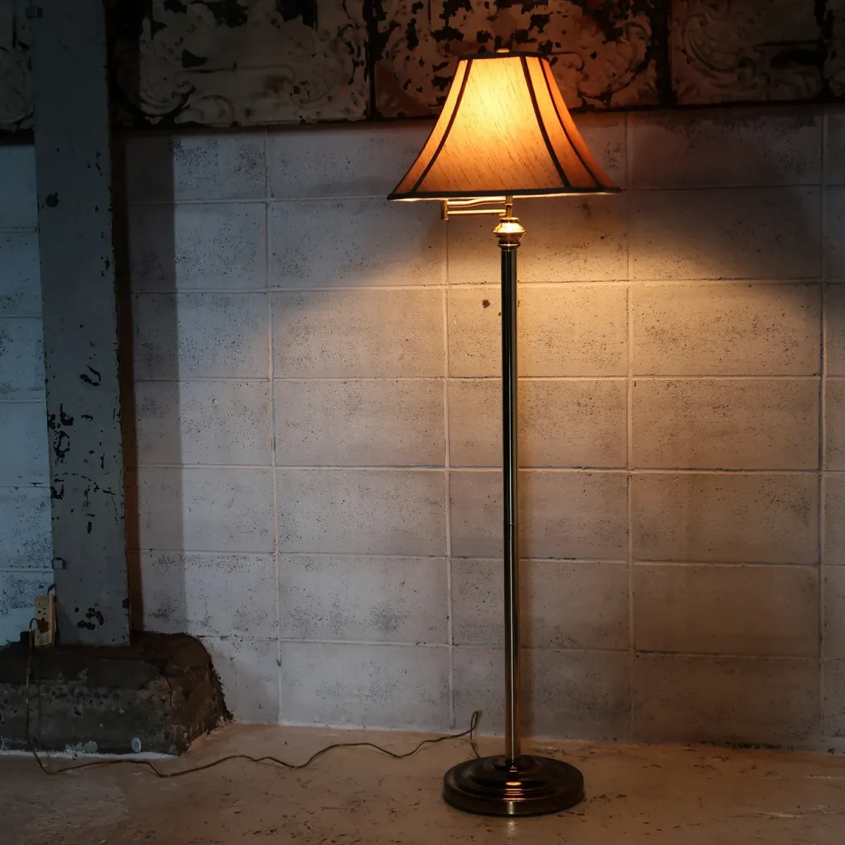 アンティーク ゴールドメタル フロアランプ