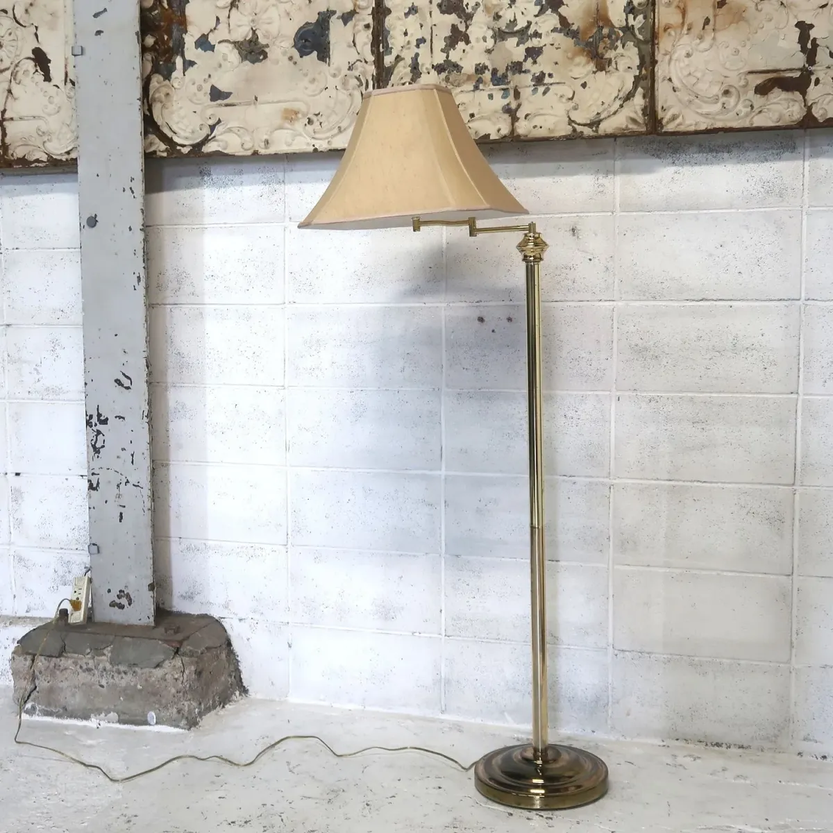 アンティーク ゴールドメタル フロアランプ