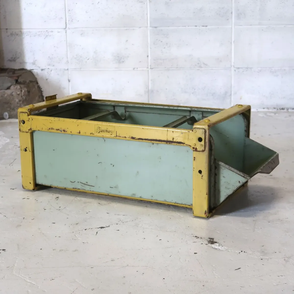 Bathey ビンテージ メタルキャビネット