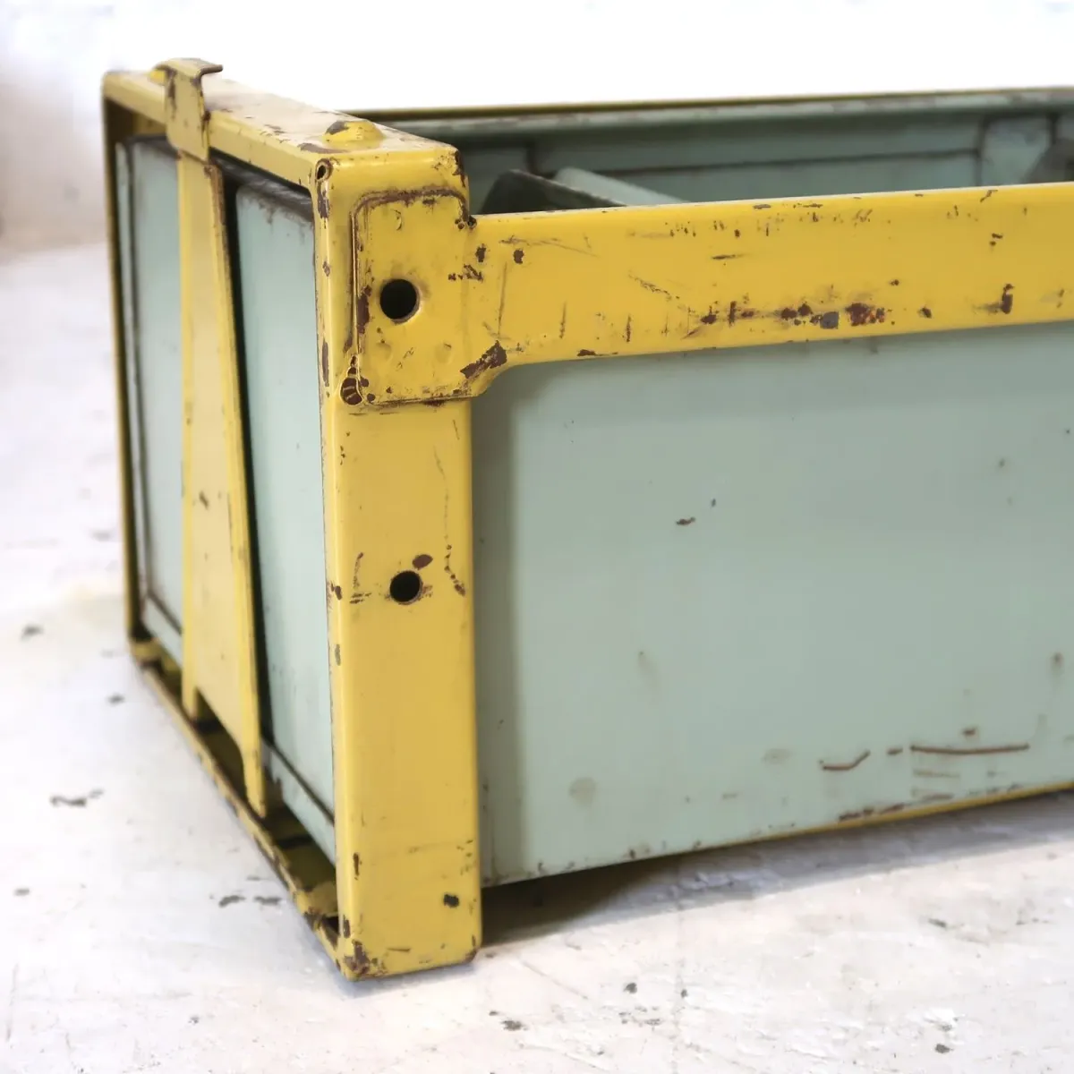 Bathey ビンテージ メタルキャビネット