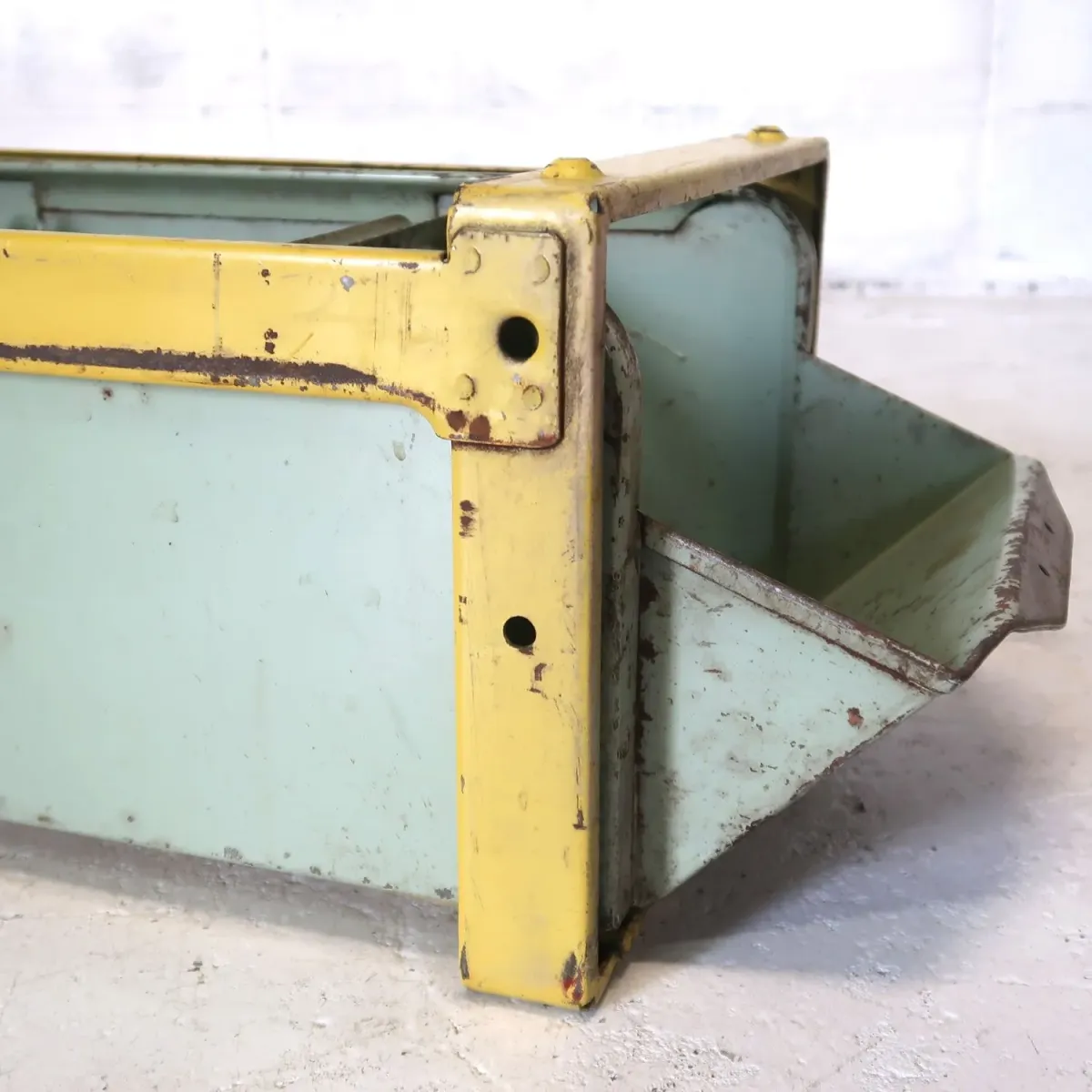 Bathey ビンテージ メタルキャビネット