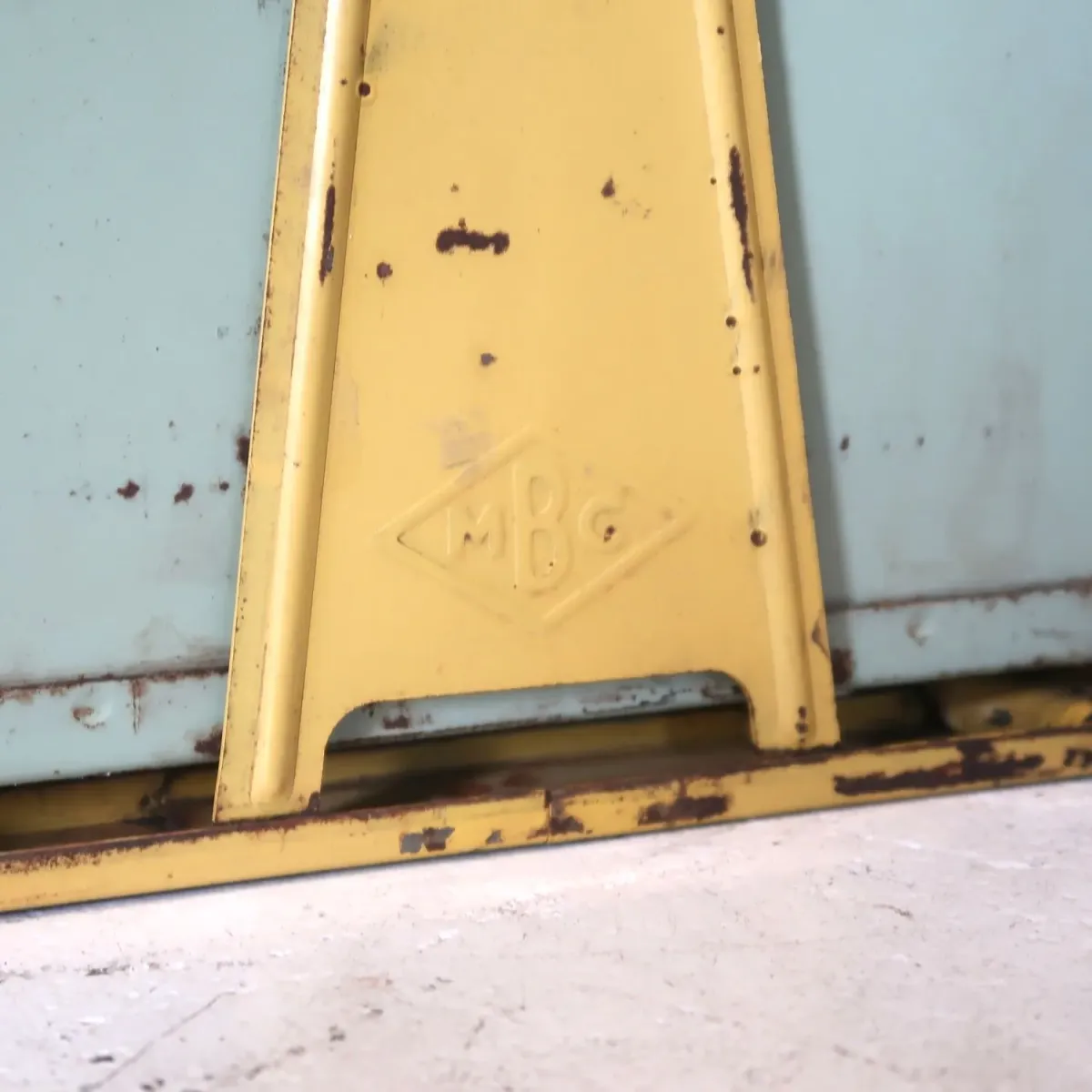 Bathey ビンテージ メタルキャビネット